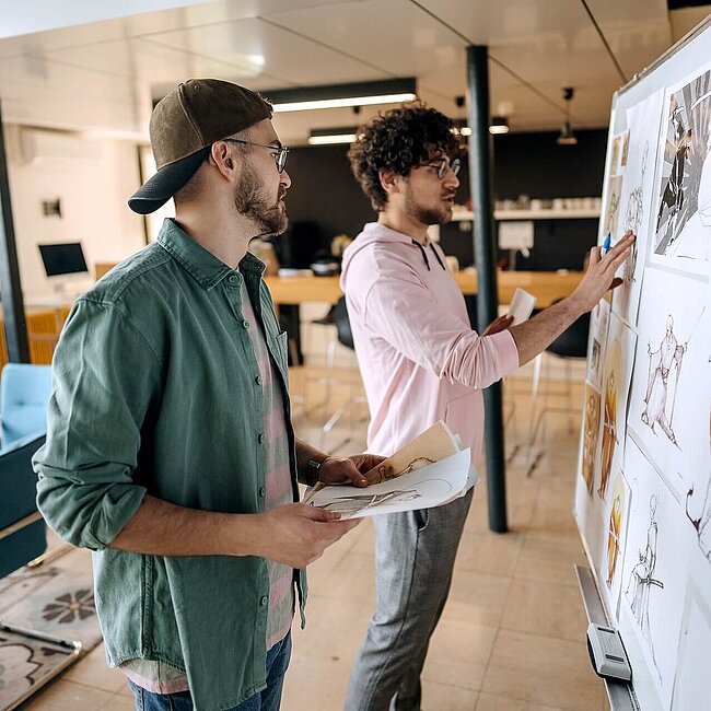 Kollegen arbeiten gemeinsam an ihrem neuen Spieldesign