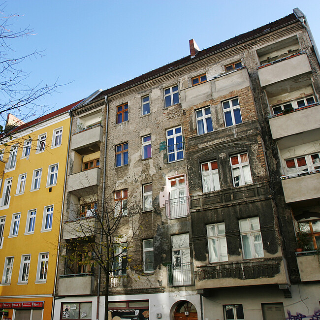 Saniertes und unsaniertes Haus in Berlin