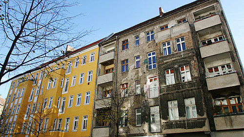 Saniertes und unsaniertes Haus in Berlin