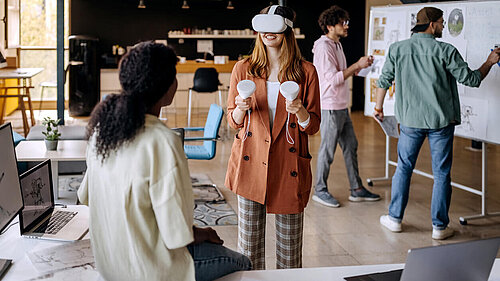 Frau mit VR-Brille