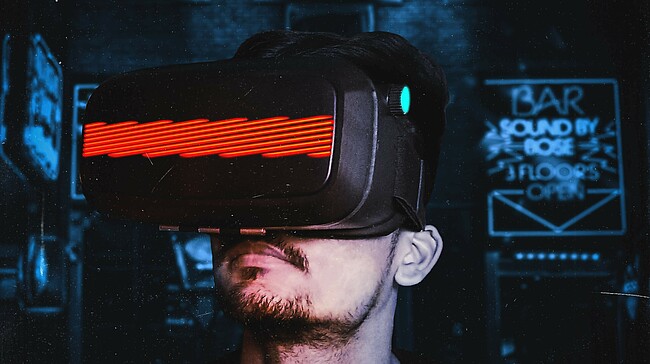 Mann mit VR-Brille 