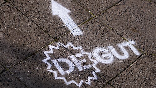 deGUT-Kreidebeschriftung auf Kopfsteinpflaster