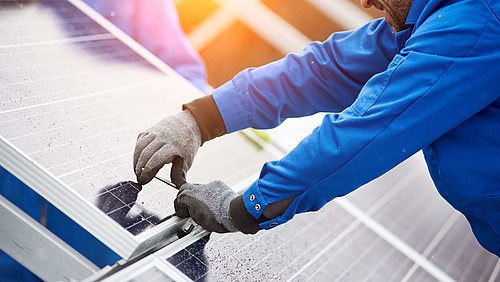 Handwerker installiert Photovoltaikanlage