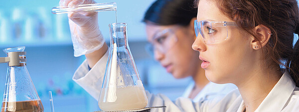 Forscherinnen experimentieren im Labor