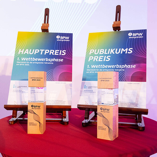 Pokale und Urkunden stehen auf einem Tisch