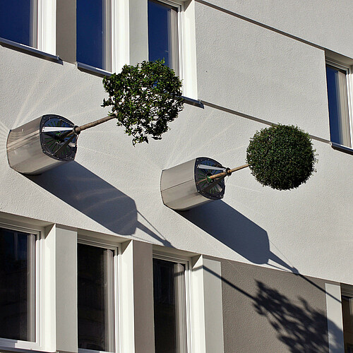 Moderne Fassade mit horizontalen Bäumen