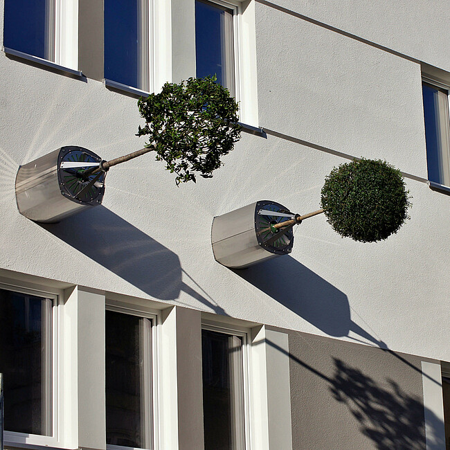 Moderne Fassade mit horizontal wachsenden Bäumen