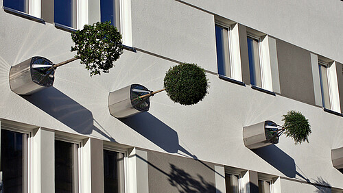 Moderne Fassade mit horizontalen Bäumen