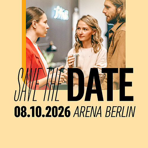 Zwei Frauen und ein Mann unterhalten sich angeregt. 